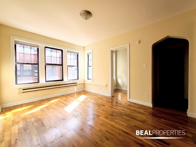 Building Photo - 4419 N Wolcott Ave