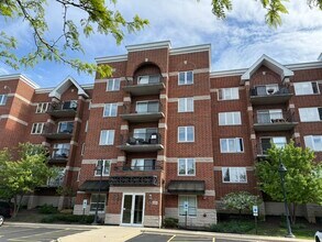 Building Photo - 3401 N Carriageway Dr