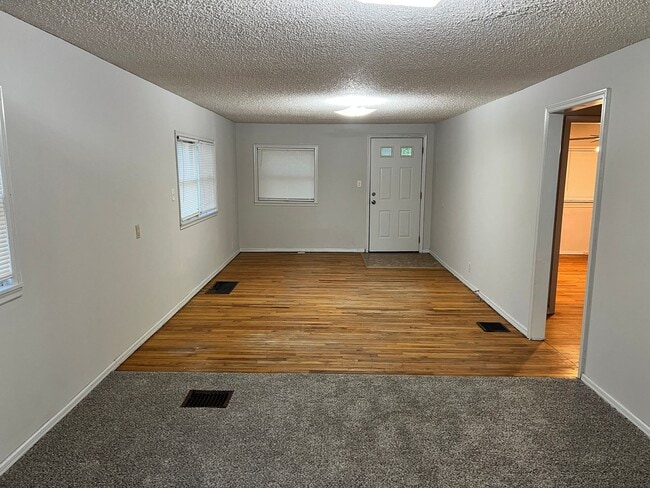 Foto del edificio - 15301 E Mayes Rd