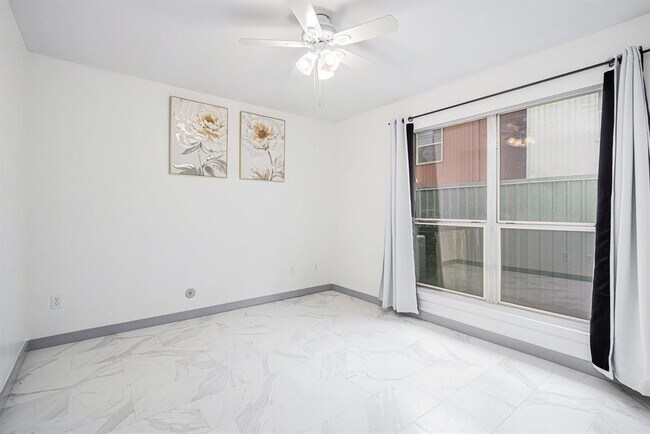 Foto del edificio - 6132 Grand Blvd
