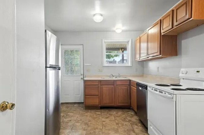 Building Photo - 2584 Deming Ave