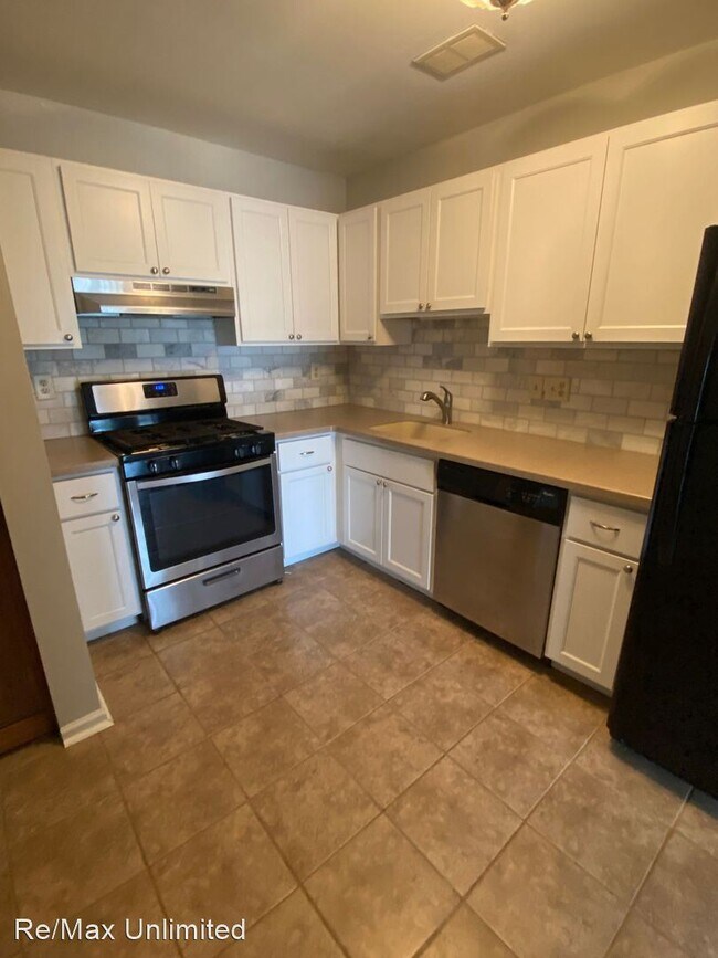 Building Photo - 2 br, 1.5 bath House - 41 River Bank