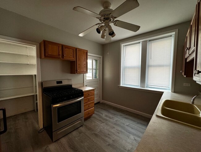Kitchen - 3304 W Catalpa Ave