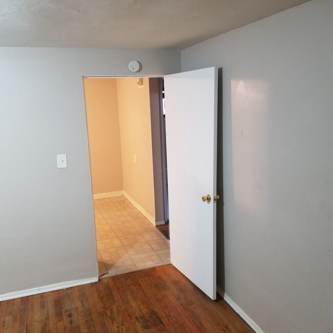 Building Photo - Conveniently Located 2 Bedroom Apartment i...