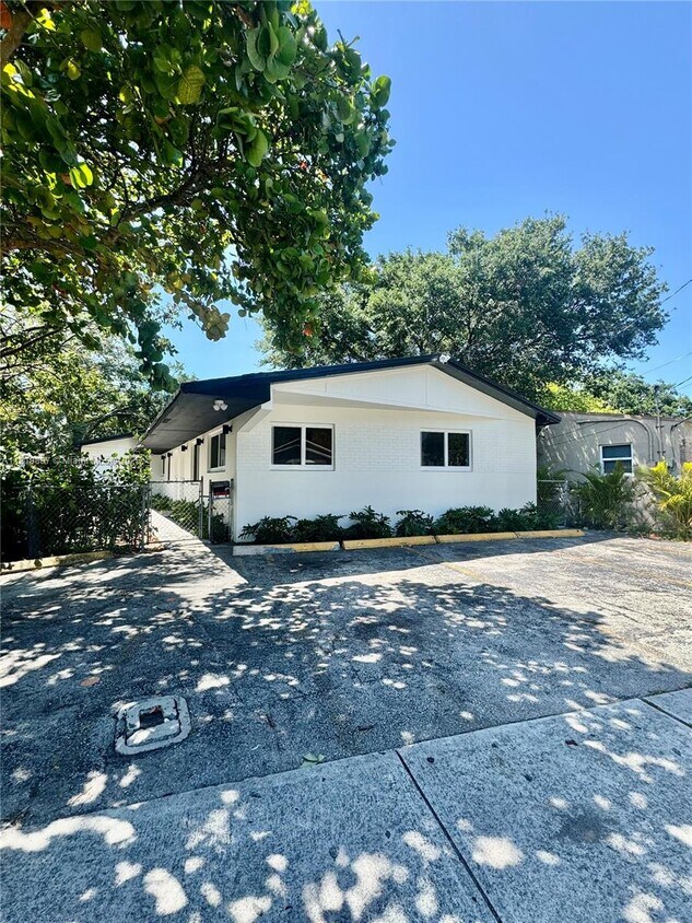 Foto principal - 111 NW 7th Ave