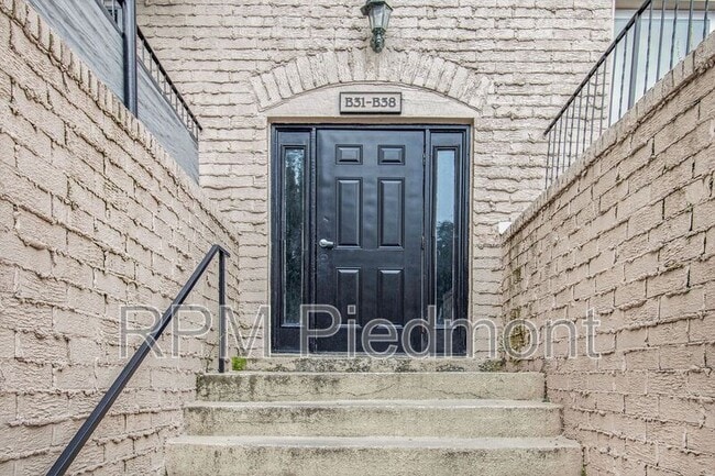 Building Photo - 2805 Northeast Expy