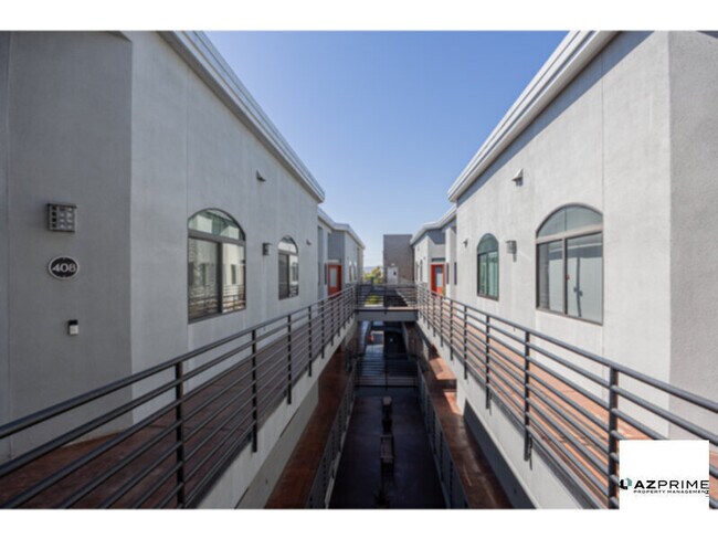 Foto del edificio - Top-floor living meets modern charm in thi...