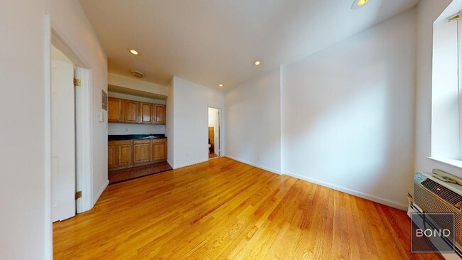 Building Photo - 249 E 53rd St