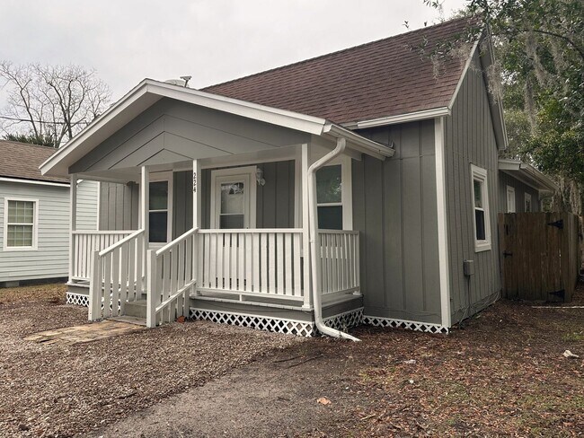 Building Photo - Fernandina Bungalow! Close to Downtown!