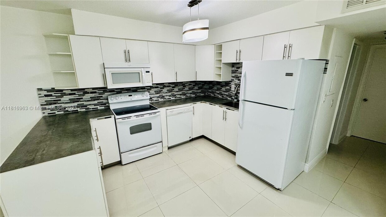 Primary Photo - 1120 102nd St