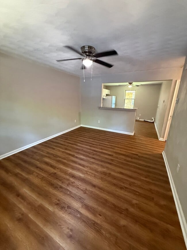 Building Photo - Spacious Duplex!