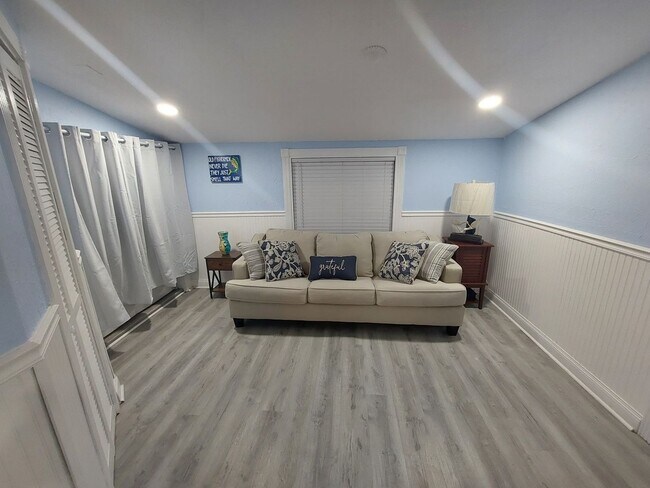 Foto del edificio - Charming  Renovated 3 Bed Home with Spacious Yard in Pinellas Park!