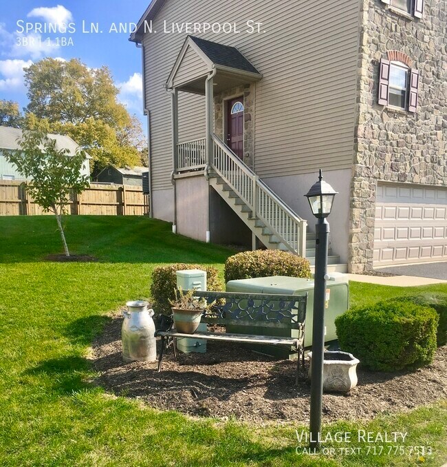 Building Photo - Large 3-Bed townhome with 2-car garage! Co...