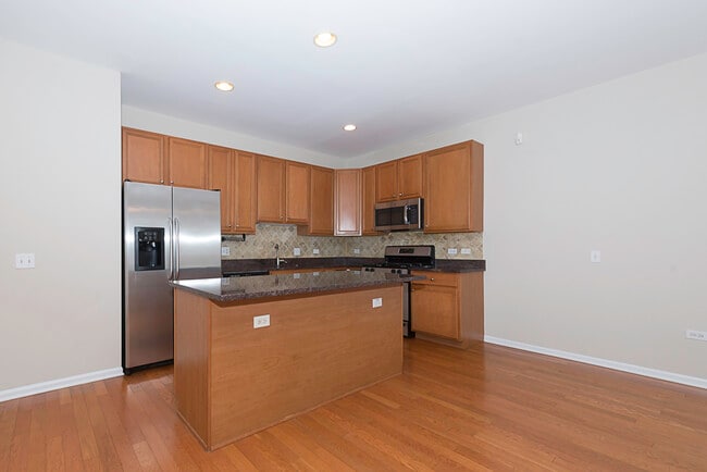 Building Photo - 943 W 14th Pl