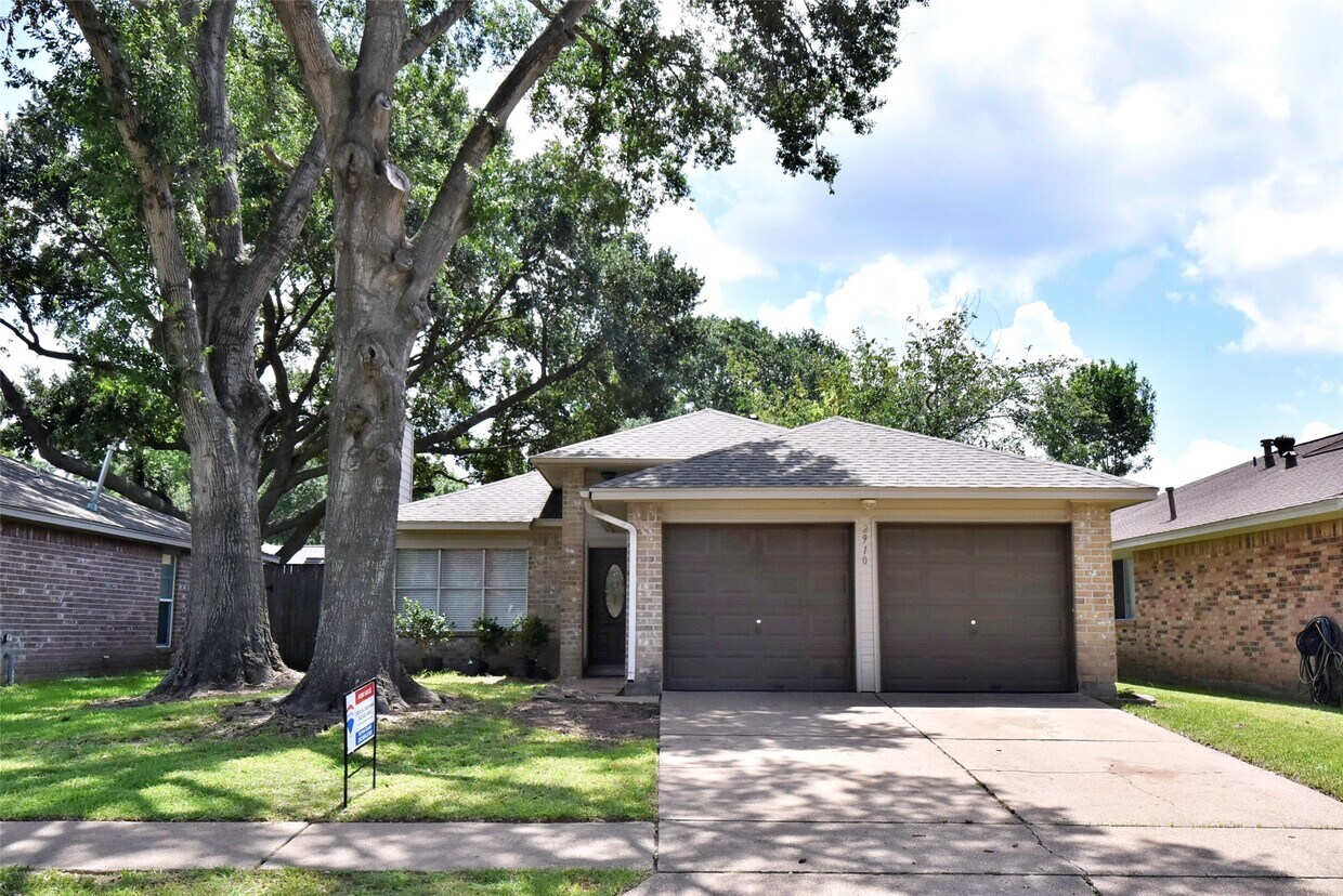 Foto principal - 2910 Walnut Springs Dr