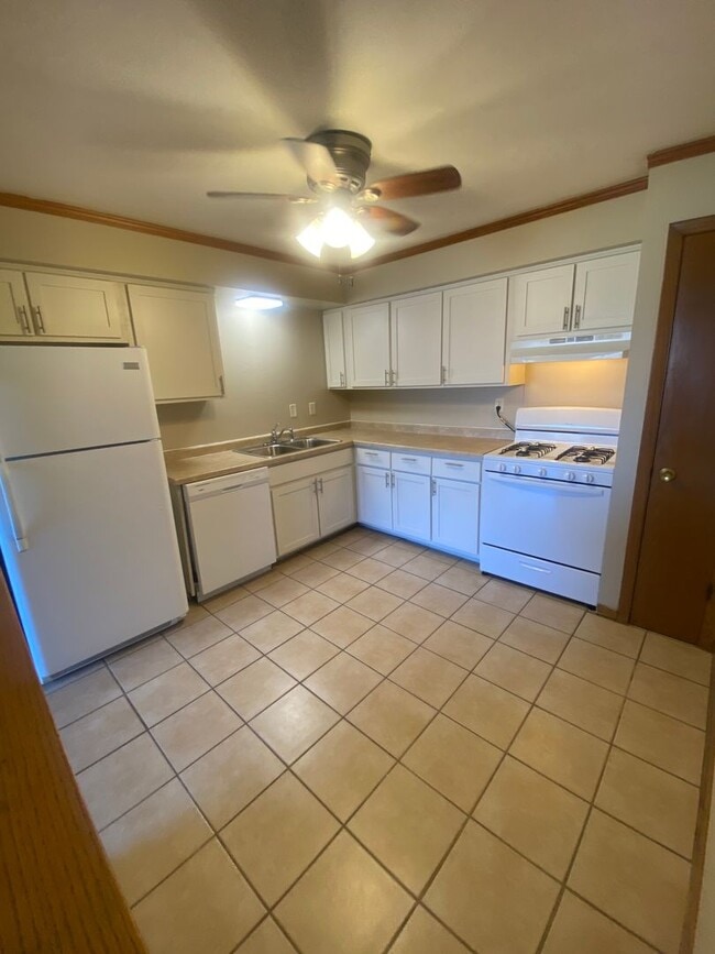 Building Photo - Lower 2 Bedroom Apartment Available!