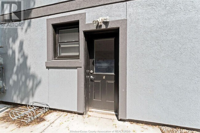Building Photo - 127 Talbot St N