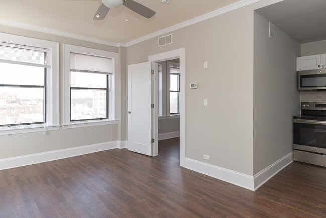 Building Photo - 827 W Lakeside Pl