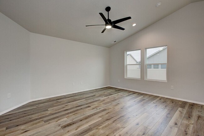 Foto del edificio - The 3 bedroom, 2 bedroom home also has a f...