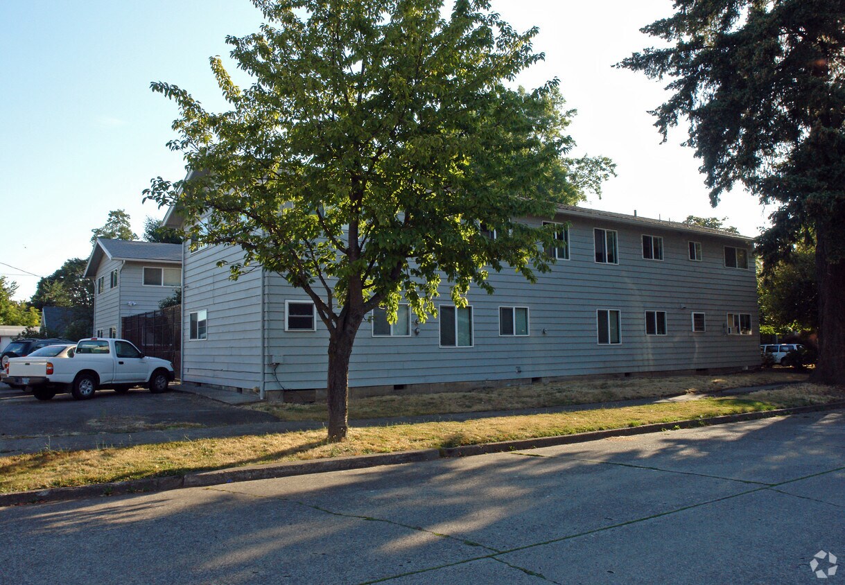 Building Photo - 1009-1011 5th St NE