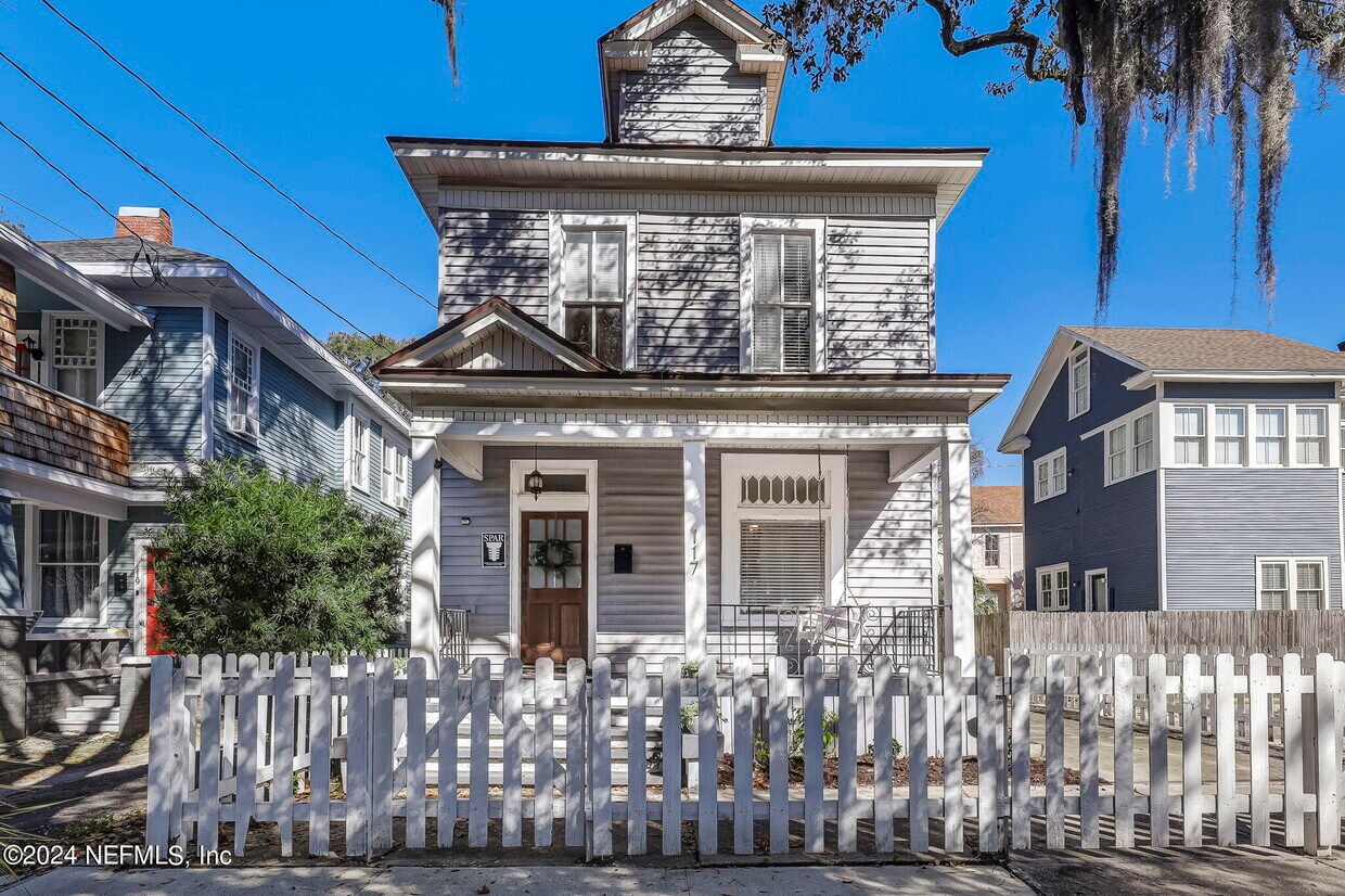 Primary Photo - 117 W 6th St