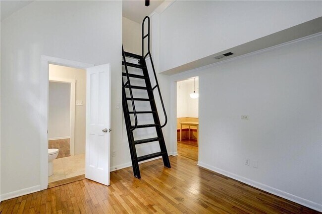 Photo - 1110 W 22nd Street Unit 13 Apartment