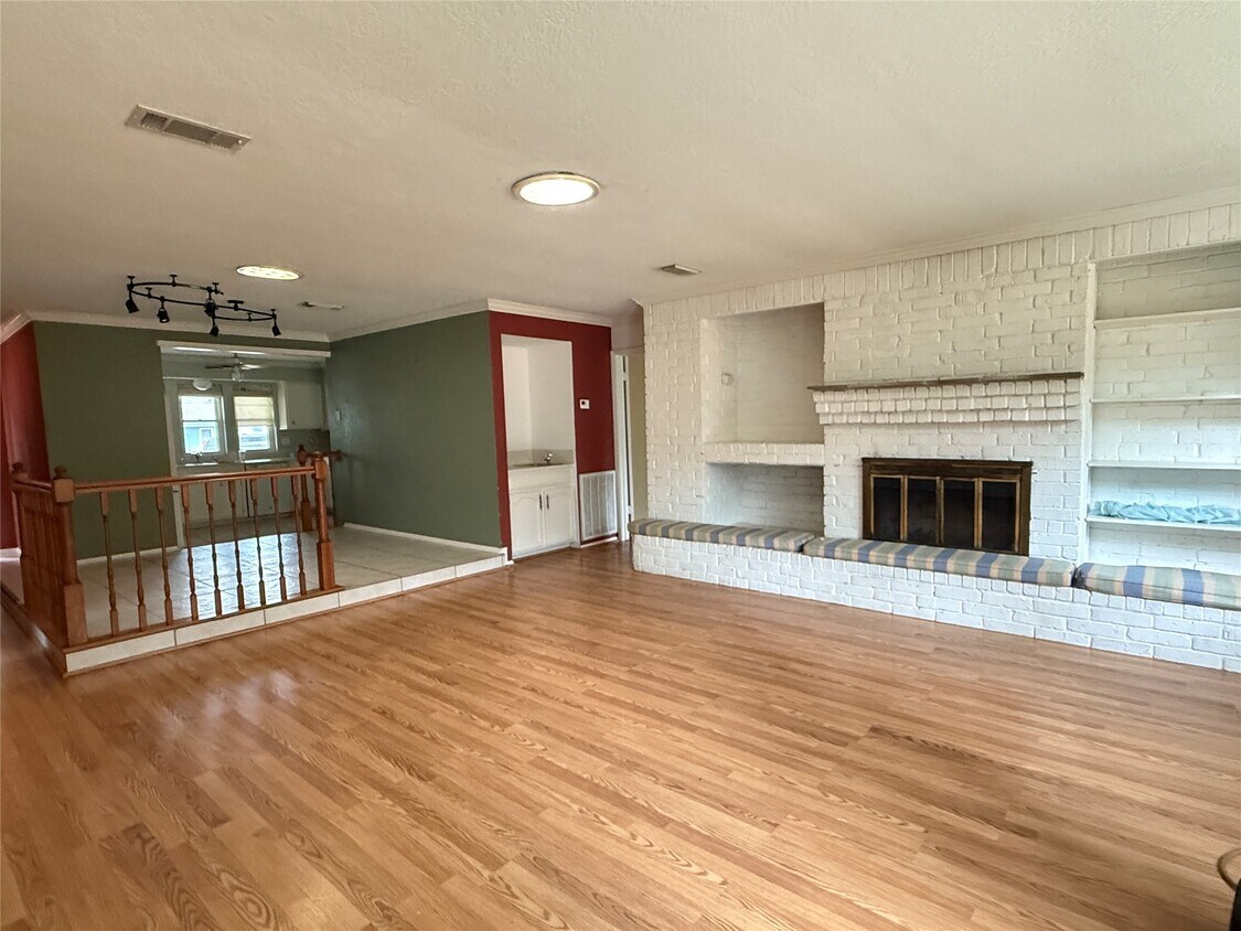 Building Photo - 16439 Hickory Knoll Dr