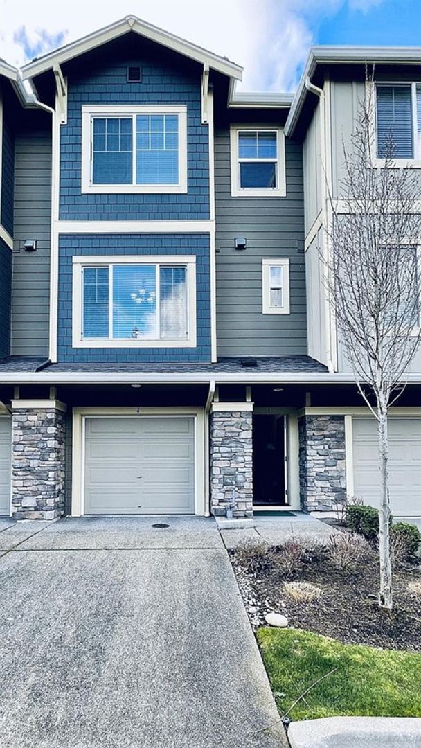 Building Photo - Highly sought-after townhome at Mill Creek...