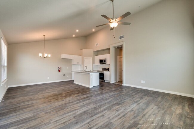 Foto del edificio - GORGEOUS 3 BEDROOM FOUR PLEX LOCATED IN MI...
