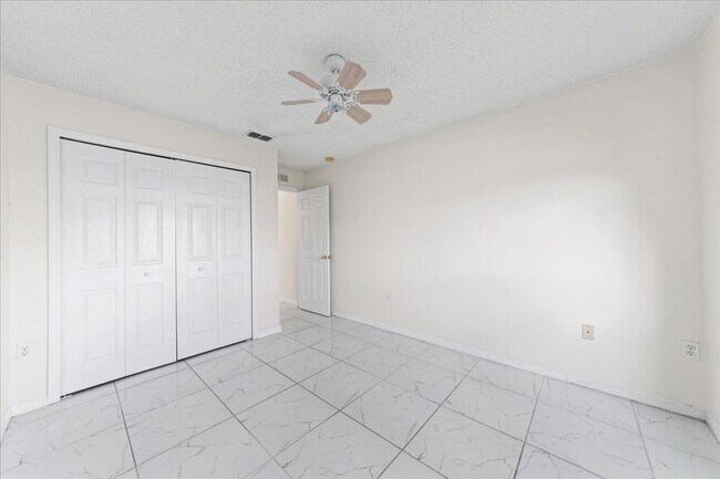 Foto del edificio - 2165 Redwood Cir