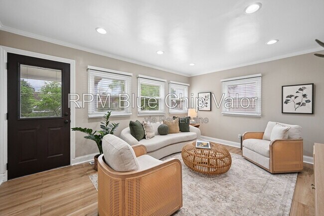 Foto del edificio - 3395 Ault View Ave