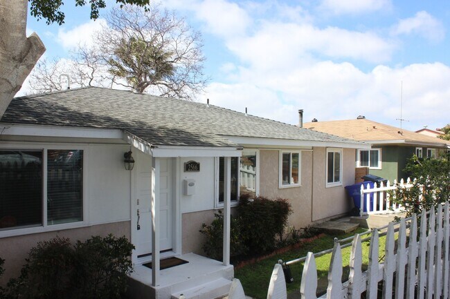 Foto del edificio - Gorgeous 3B/2BA Upgraded House w/ Canyon V...