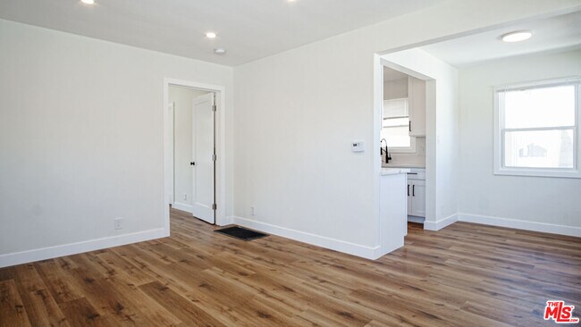 Foto del edificio - 4525 W Broadway
