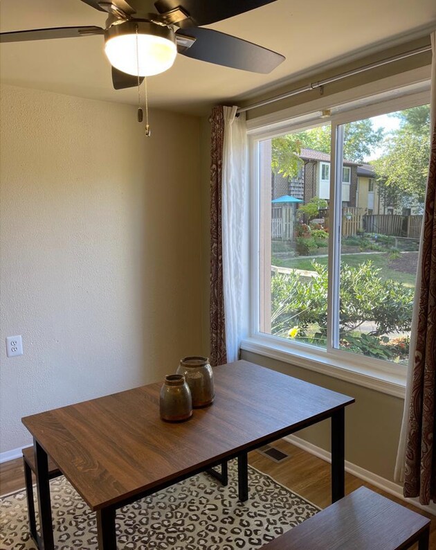 Eat-in kitchen and bay window - 6510 Overheart Ln