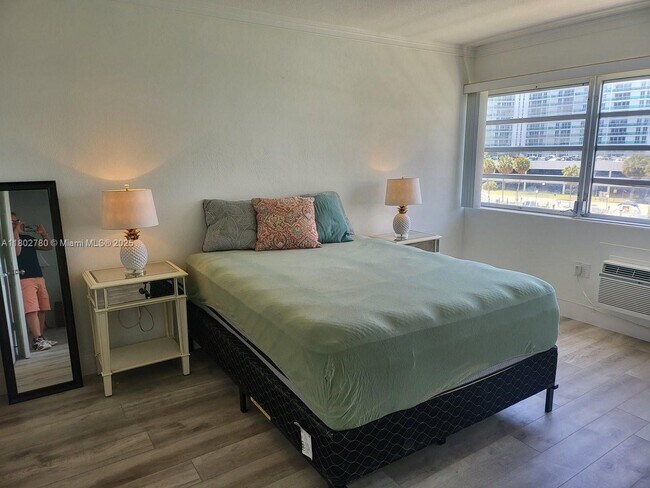 Foto del edificio - 220 Kings Point Dr