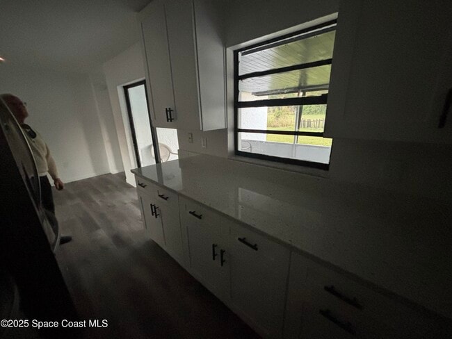 Foto del edificio - 439 Earl Ave