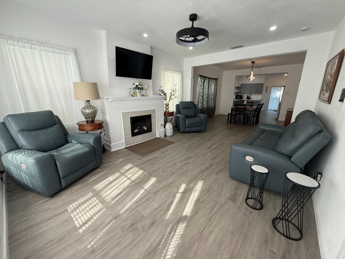 Photo - 727 Indiana St