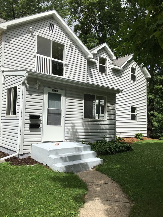 Great lower unit duplex, close to wonderful Downtown White Bear Lake - 4969 Stewart Ave