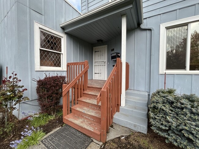 Building Photo - Expansive 4BR 2,900+ Sq Ft Home with Theater-Style Living Room & Bonus Hobby Workshop
