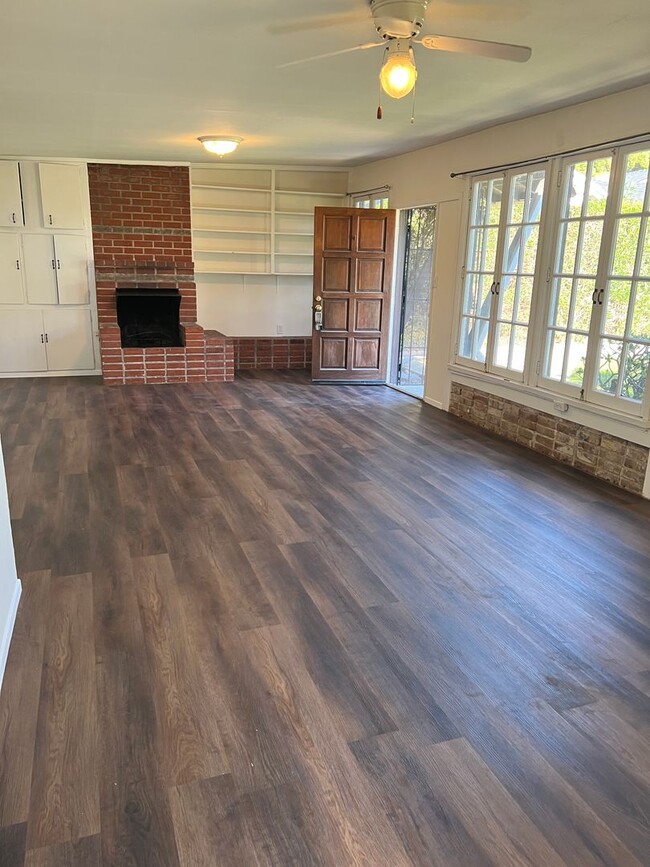 Building Photo - Charming back Studio