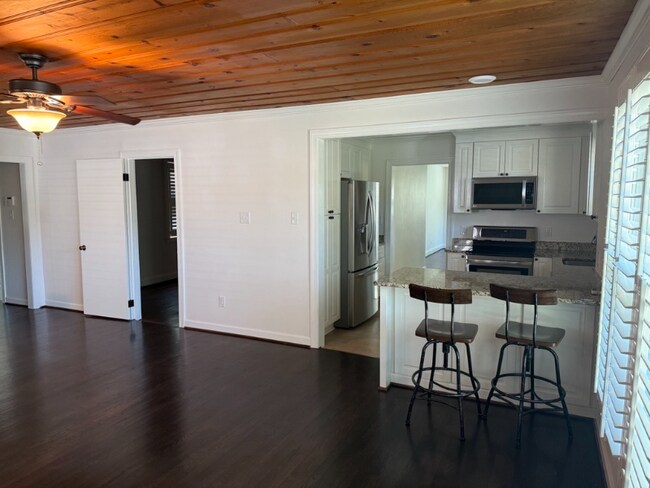 Foto del edificio - 2207 Pinewood Rd