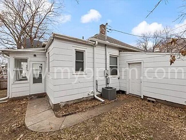 Building Photo - Charming 2 Bedroom House