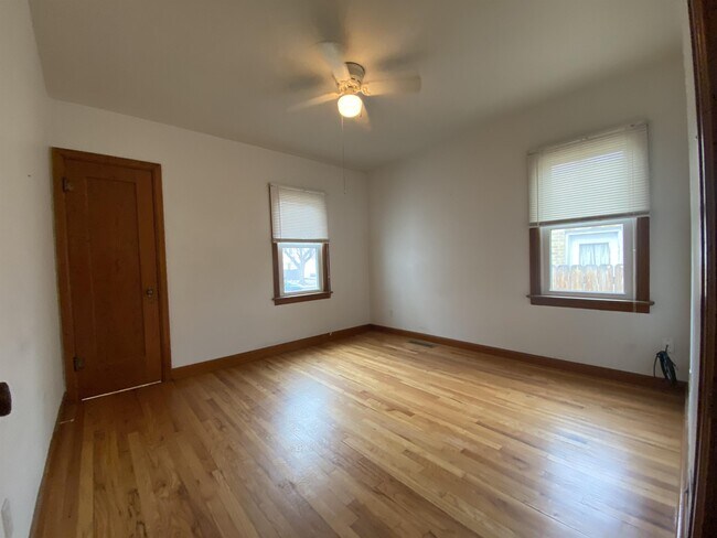 Foto del edificio - 216 E 6th St