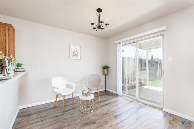 Building Photo - 402 Deloris Dr