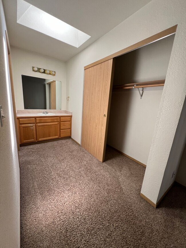 Building Photo - 3 BR 2 1/2 BA Townhouse Unit in North Hills
