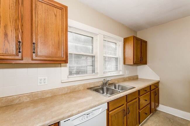 Foto del edificio - Large Bungalow in Sunnyside Neighborhood!