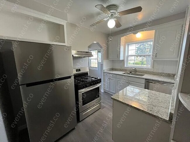 Foto del edificio - 14805 Russell Ave