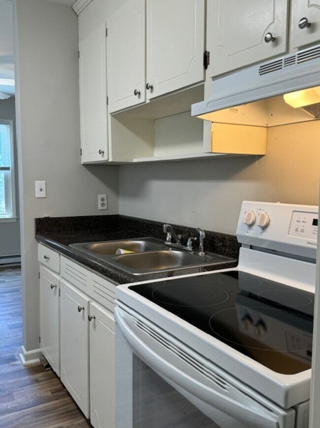 Building Photo - Tri-Plex - in Downtown Greer - 1 BD, 1 ful...