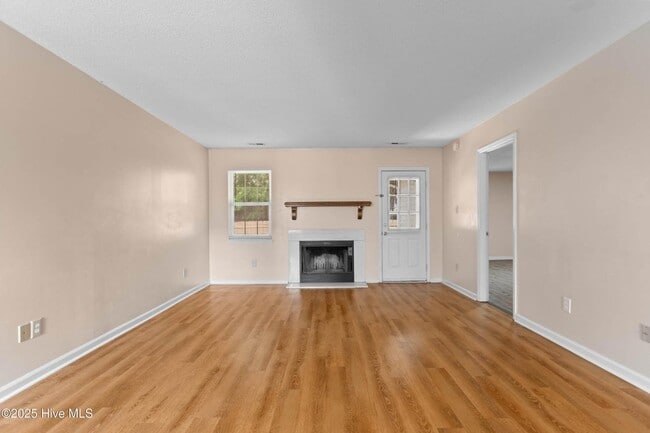 Building Photo - An adorable home! City Convenience!