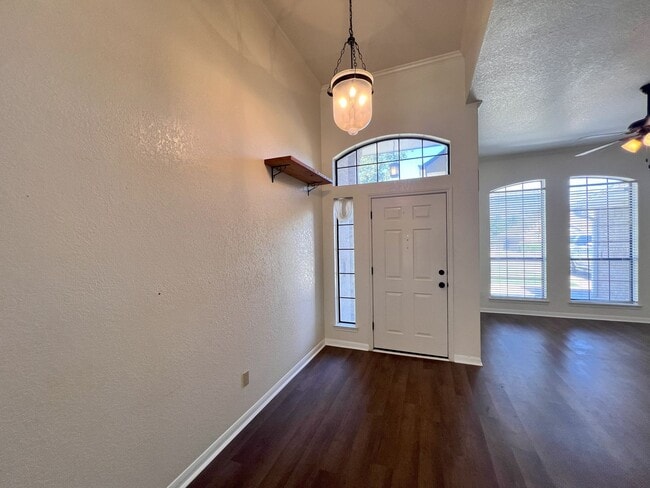 Building Photo - Gorgeous Craftsman home in well establishe...
